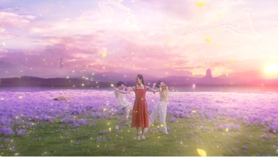 紫色花海中的舞动人物，夕阳照亮远处山水