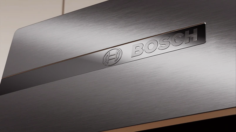 拉丝金属机身上的 BOSCH 品牌标识特写