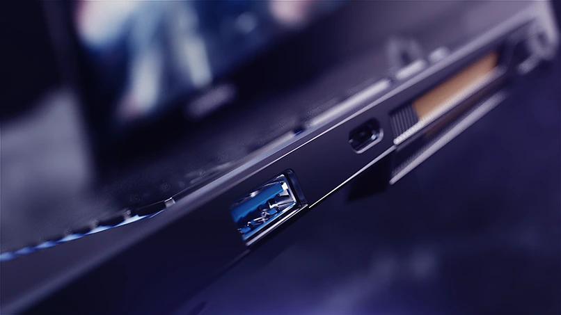 七彩虹笔记本侧面 USB 接口和散热结构的近景