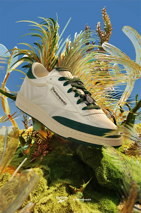 蓝天与透明植物之间的米白色运动鞋产品海报