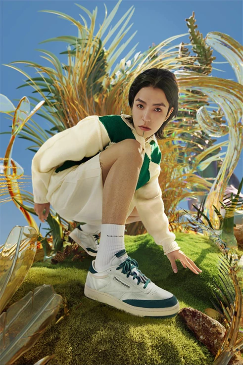 蓝天与草地中的人物运动视觉，透明植物围绕人物与鞋履