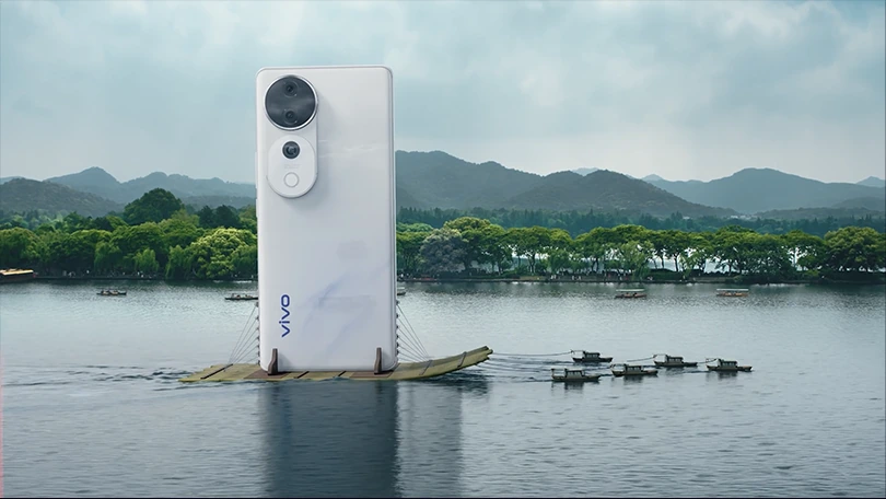 浅色 vivo S19 立于湖面竹筏之上,周围是小船与树林