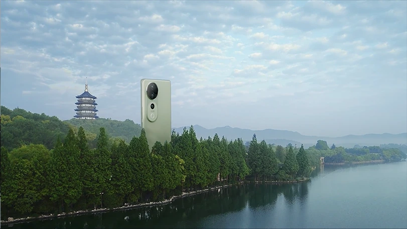 绿色 vivo S19 与古塔、湖岸树林共同构成远景