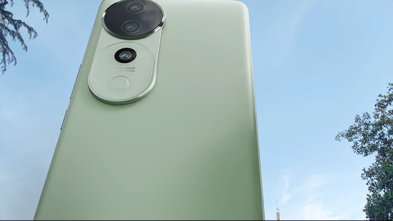 仰视角度下的绿色 vivo S19 镜组与机身特写
