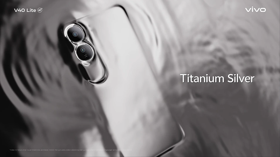 Titanium Silver 银色机身沿曲面转动,背景呈现金属波纹