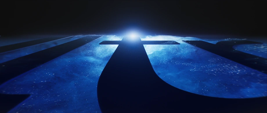 蓝色星点与低机位立体字形,远处透出明亮冷光